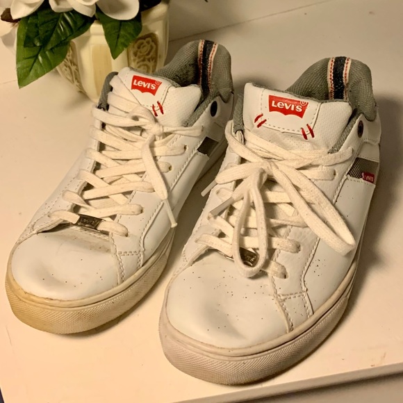 🔥MAKE OFFER🔥Levi’s leather sneakers🔥 - Picture 2 of 7